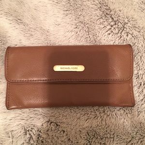 PRE-LOVED MICHAEL KORS WALLET (READ)